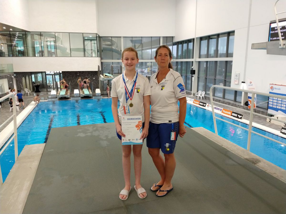 Lindsey van Krieken behaald Brons op het NJK Schoonspringen.